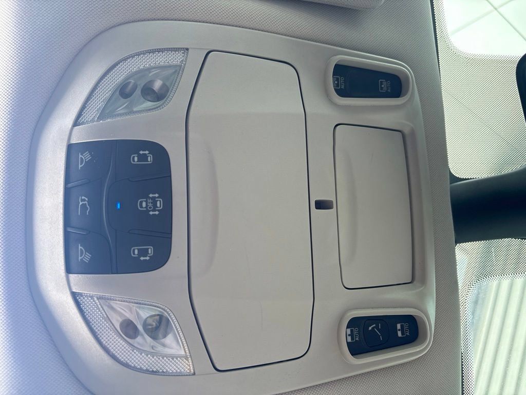 Used 2023 Chrysler Pacifica Limited FWD image 17