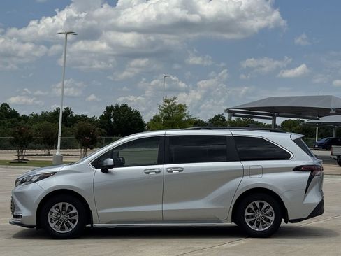 Used 2024 Toyota Sienna XLE w/ XLE Plus Package AWD/4WD image 3