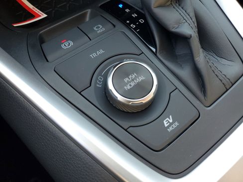 Certified 2025 Toyota RAV4 LE image 30