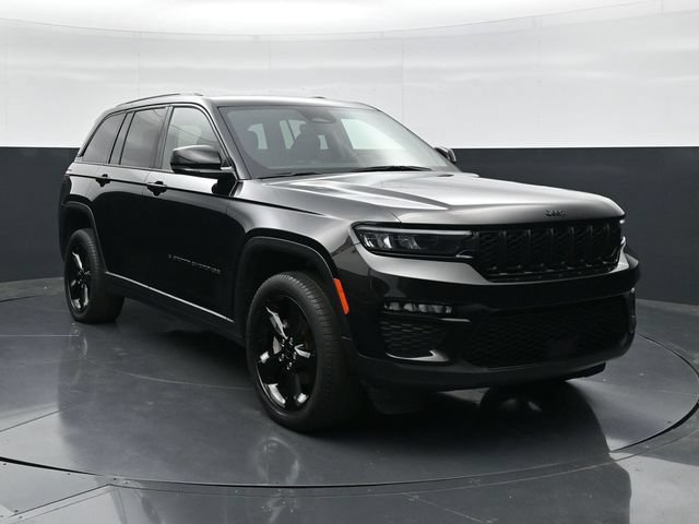 Used 2023 Jeep Grand Cherokee Limited w/ Black Appearance Package AWD/4WD image 4