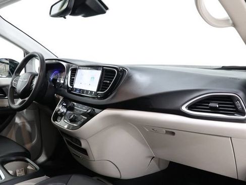 Used 2024 Chrysler Pacifica Touring-L FWD image 16