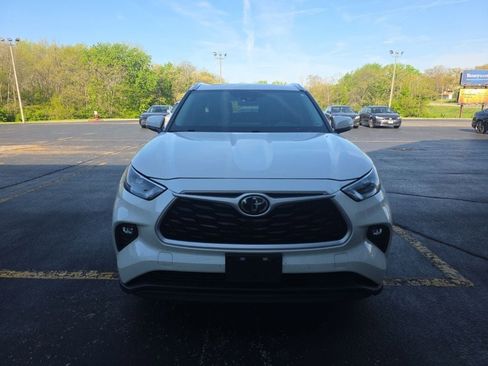 Used 2020 Toyota Highlander XLE image 2
