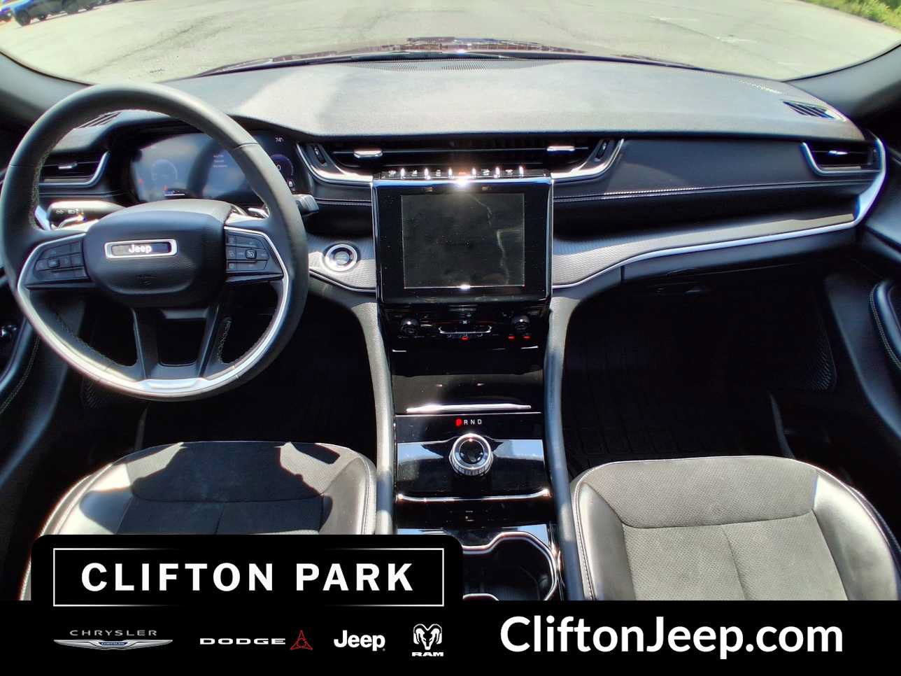 Used 2023 Jeep Grand Cherokee L Laredo AWD/4WD image 18