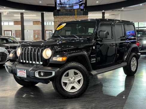 Used 2019 Jeep Wrangler Unlimited Sahara w/ Uconnect 4C Nav & Sound Group AWD/4WD image 2