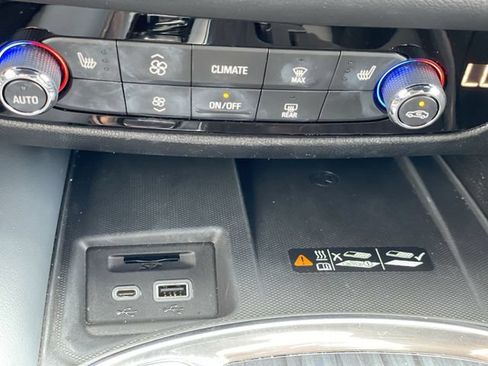 Used 2022 Buick Enclave Essence w/ Sport Touring Edition FWD image 23