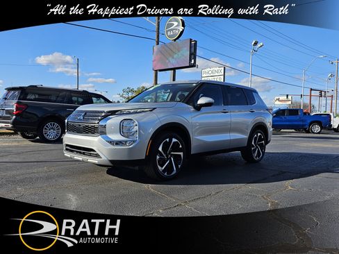 Used 2024 Mitsubishi Outlander SE image 1