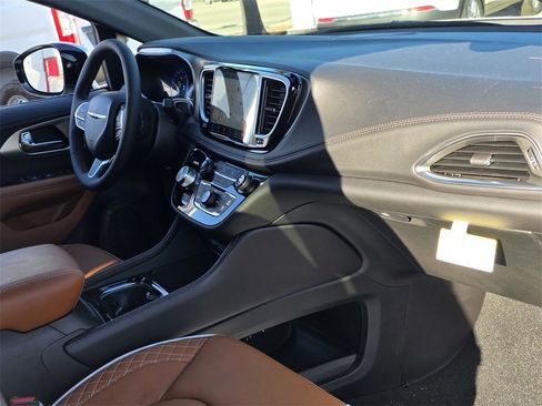 New 2026 Chrysler Pacifica Pinnacle image 14