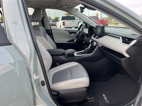 Used 2022 Toyota RAV4 XLE Premium image 19