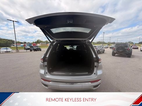 Used 2022 Jeep Grand Cherokee Overland w/ Luxury Tech Group IV AWD/4WD image 7