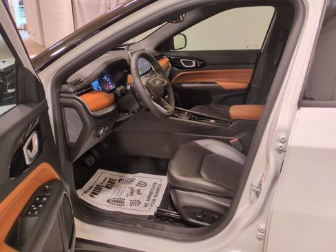 Used 2025 Jeep Compass Limited image 16