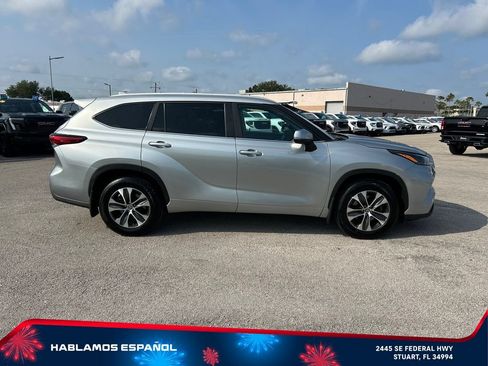 Used 2023 Toyota Highlander XLE FWD image 4