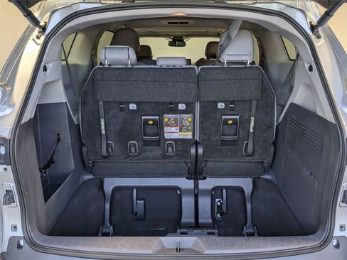 Used 2024 Toyota Sienna XLE FWD image 7