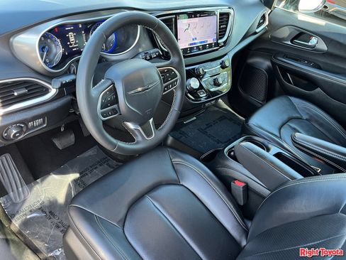 Used 2025 Chrysler Pacifica Select FWD image 19