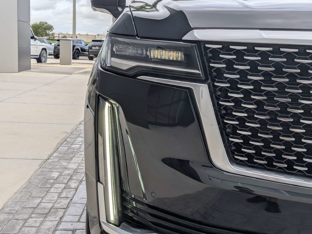 Used 2022 Cadillac Escalade Luxury w/ LPO, Floor Liner Package AWD/4WD image 9