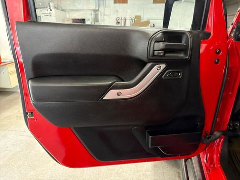 Used 2014 Jeep Wrangler Unlimited Rubicon w/ Connectivity Group AWD/4WD image 22