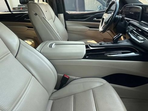 Used 2024 Cadillac Escalade Premium Luxury AWD/4WD image 5
