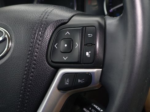 Used 2019 Toyota Highlander XLE image 26