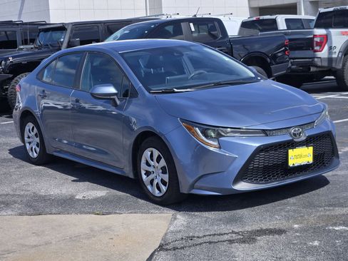 Used 2020 Toyota Corolla LE FWD image 3