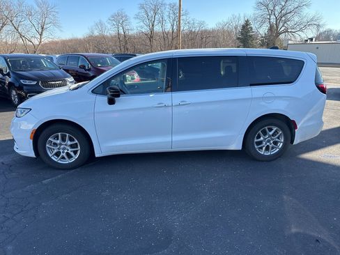 Used 2024 Chrysler Pacifica Touring-L image 4