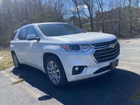 Used 2021 Chevrolet Traverse Premier image 2