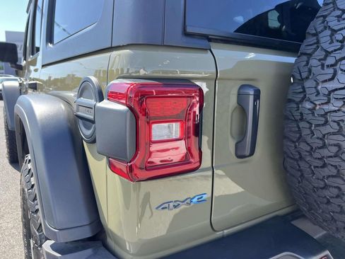 Used 2025 Jeep Wrangler Unlimited Rubicon 4xe w/ Technology Group AWD/4WD image 14