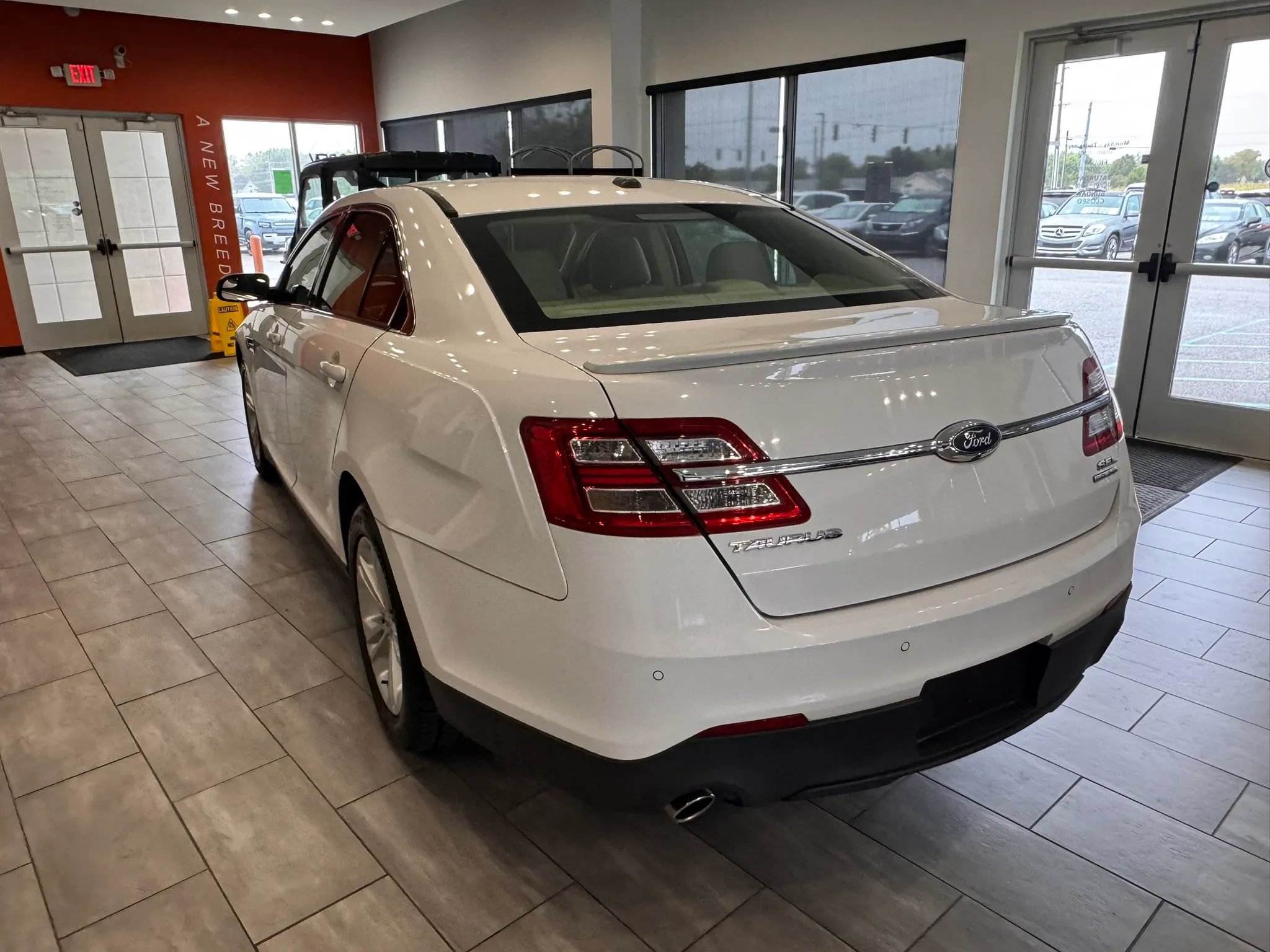 Used 2016 Ford Taurus SEL FWD image 12
