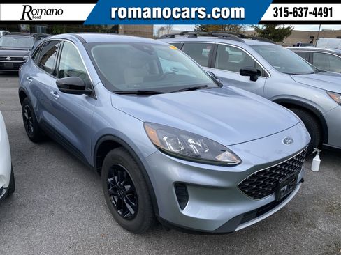 Used 2022 Ford Escape SE w/ Cold Weather Package image 1