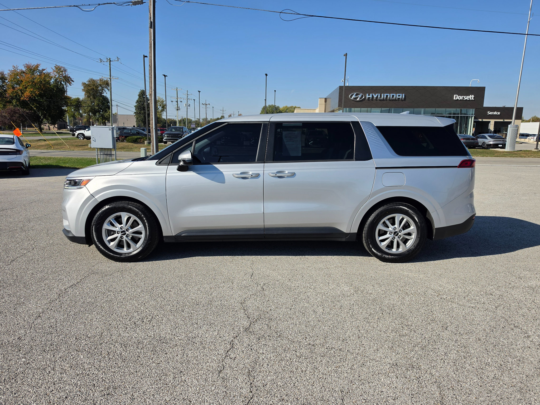 Used 2023 Kia Carnival LX FWD image 2