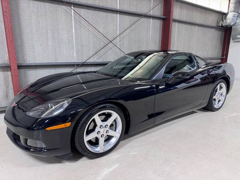 Used 2005 Chevrolet Corvette Coupe w/ Preferred Equipment Group RWD image 3