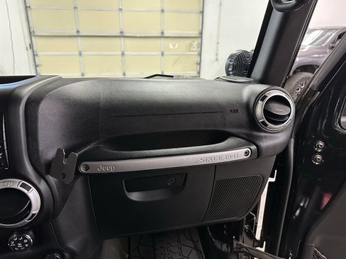 Used 2016 Jeep Wrangler Unlimited Rubicon AWD/4WD image 35