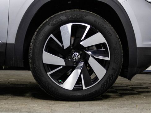 Used 2025 Volkswagen Atlas Cross Sport SE image 41