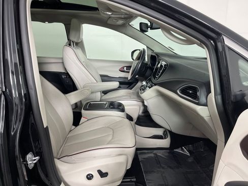 Used 2020 Chrysler Pacifica Limited image 16