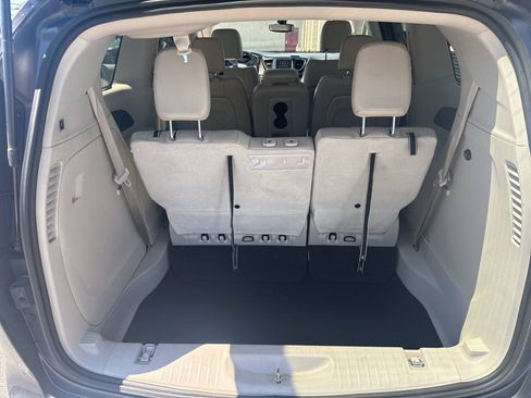 Used 2019 Chrysler Pacifica Touring-L FWD image 39