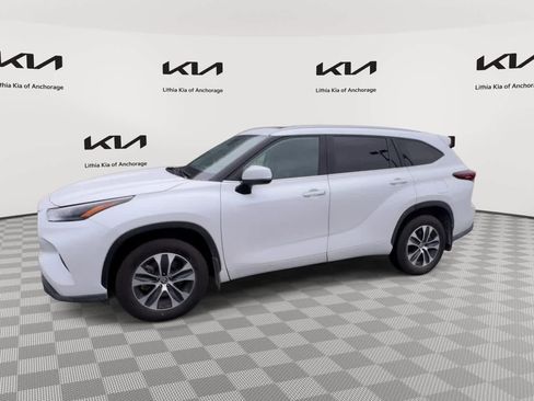 Used 2024 Toyota Highlander XLE image 4