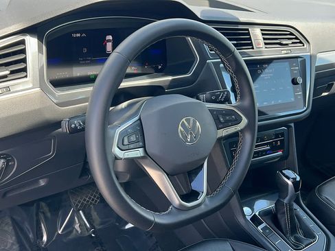 Certified 2024 Volkswagen Tiguan SE w/ Panoramic Sunroof Package AWD/4WD image 10