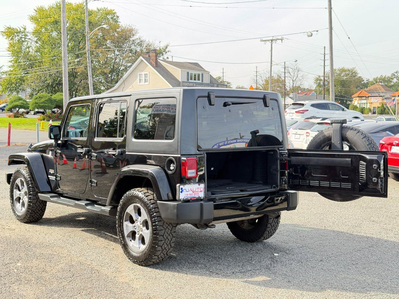 Used 2016 Jeep Wrangler Unlimited Sahara w/ Connectivity Group AWD/4WD image 29