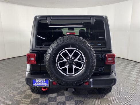 Used 2025 Jeep Wrangler Unlimited Rubicon w/ Convenience Group AWD/4WD image 8