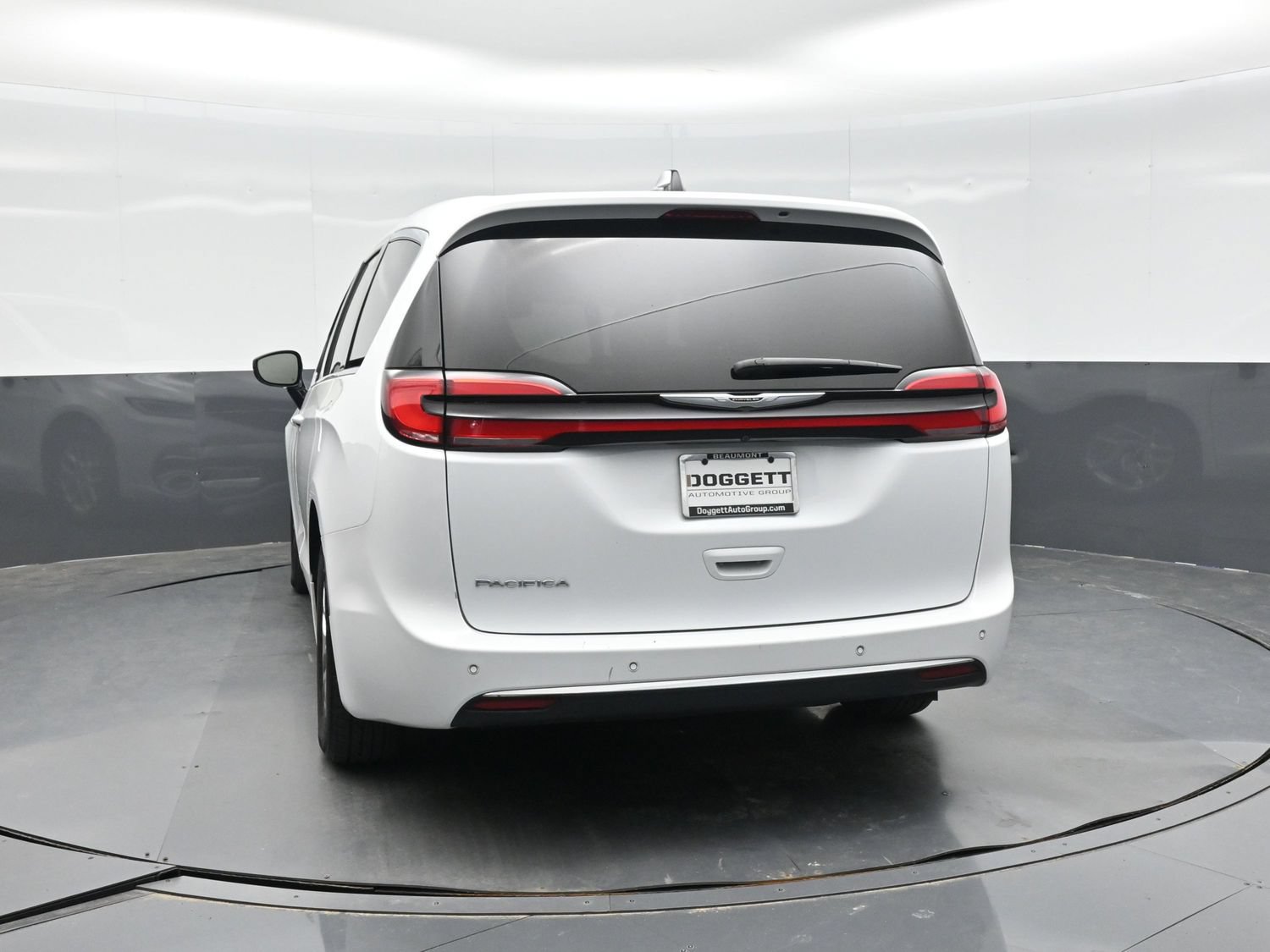 Used 2024 Chrysler Pacifica Touring-L FWD image 7