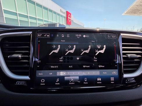 Used 2024 Chrysler Pacifica Touring-L FWD image 16