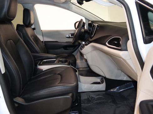 Used 2024 Chrysler Pacifica Touring-L image 53