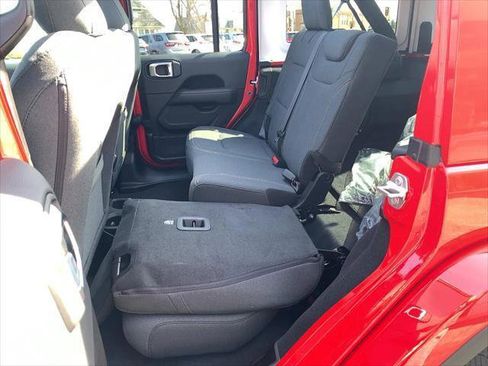 Used 2025 Jeep Wrangler Sahara image 27