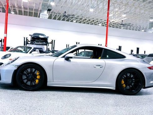 Used 2018 Porsche 911 GT3 RWD image 2