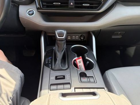 Used 2022 Toyota Highlander XLE AWD/4WD image 20