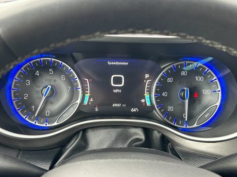 Used 2024 Chrysler Pacifica Touring-L FWD image 24