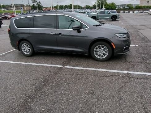 Used 2022 Chrysler Pacifica Touring-L FWD image 10