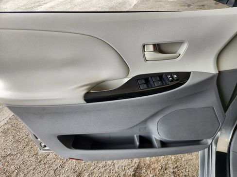 Used 2011 Toyota Sienna FWD image 10