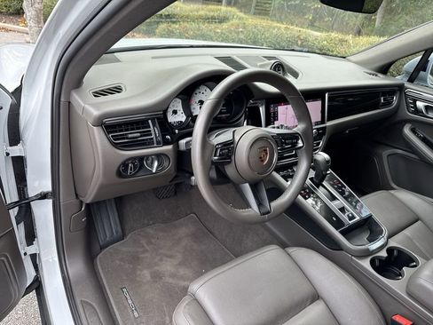 Used 2023 Porsche Macan image 12