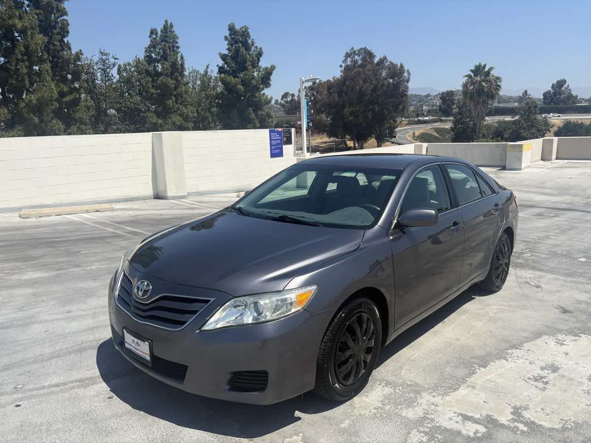 Used 2011 Toyota Camry LE FWD image 3