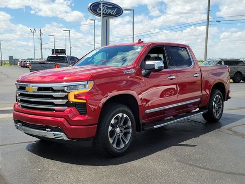 Used 2025 Chevrolet Silverado 1500 High Country w/ Technology Package AWD/4WD image 8