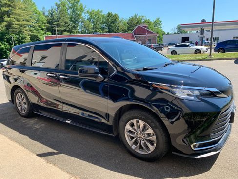 Used 2022 Toyota Sienna XLE AWD/4WD image 3